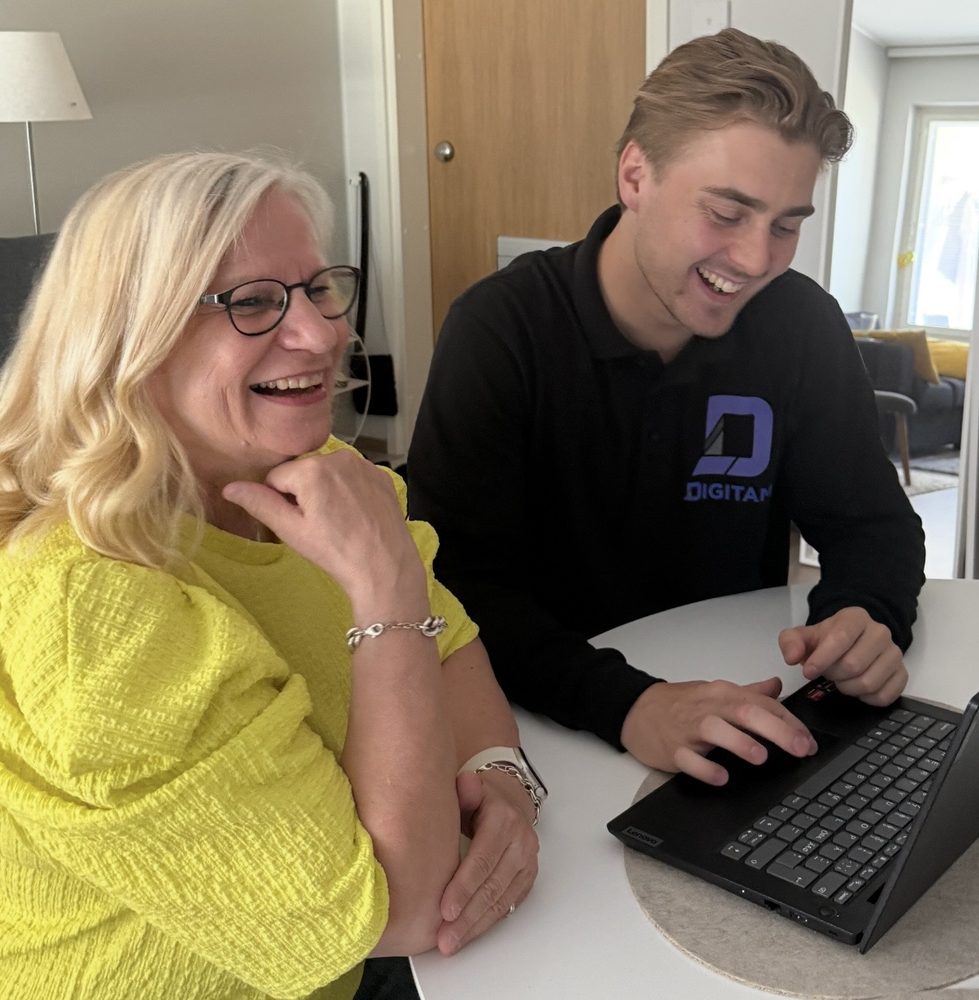 DigiTamin Lucas Mattsson opastaa asiakasta tietokoneen käytössä kotikäynnillä